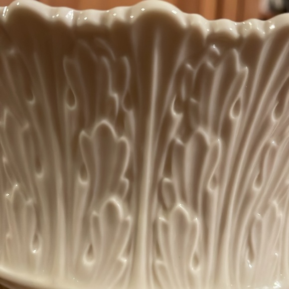 Lennox Woodland Beautiful large serving bowl / centerpiece. Ivory;scalloped edge - Picture 3 of 7